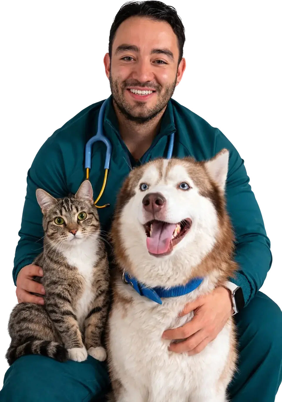 Camilo López, médico veterinario, sonriendo con un gato y un husky